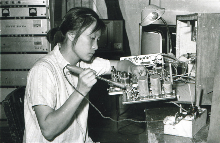 1970年，中國(guó)誕生第一臺(tái)彩色電視機(jī)，數(shù)年之后，長(zhǎng)虹才開(kāi)始電視機(jī)的研制