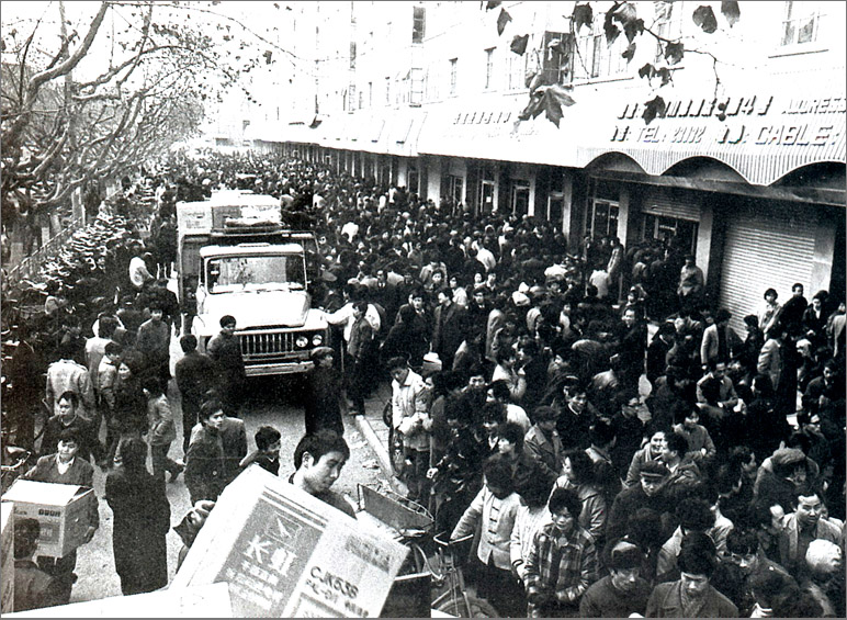 1989年，在彩電計(jì)劃調(diào)控的年代，長(zhǎng)虹彩電的降價(jià)引發(fā)搶購(gòu)潮