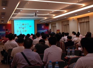 現(xiàn)場觀眾聚精會(huì)神聽演講