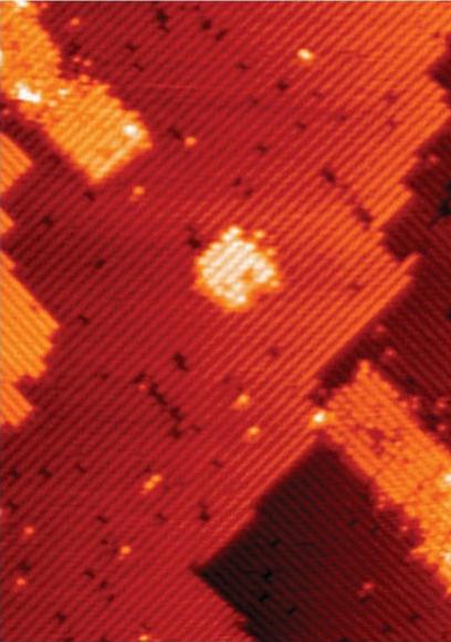 這是量子點(diǎn)設(shè)備模板，中間的小孔就是由7個(gè)磷原子構(gòu)成的