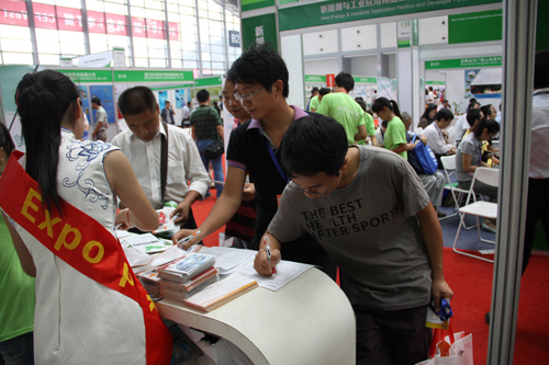 EP工作人員指導(dǎo)觀眾填寫(xiě)EP查詢(xún)表