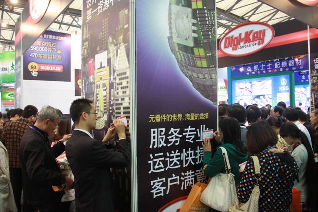 圖2 桌前均是排隊(duì)人群，觀眾靠墻填寫(xiě)Digi-Key小卡片