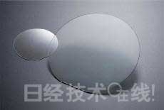 GaN晶圓。左為2英寸產(chǎn)品，右為4英寸產(chǎn)品