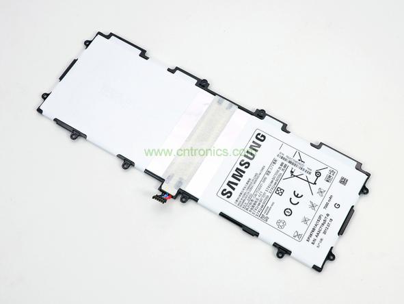 取出電池前要把周?chē)膸铍娎|先拔出來(lái)，這個(gè)比較容易。Galaxy Note 10.1的電池容量為7000mAh,3.7V，預(yù)計(jì)續(xù)航時(shí)間8小時(shí)左右，重約136克，占據(jù)了整體重量的23%。不過(guò)為了減少機(jī)身厚度，電池做得很薄。