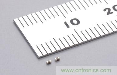  【導(dǎo)讀】目前伴隨著手機(jī)、平板電腦、LED照明等高科技電子產(chǎn)品的普及，電子設(shè)備正在不斷向小型化發(fā)展，電源的輸出功率也正在不斷增大。因此對(duì)電子設(shè)備采取過熱保護(hù)措施的重要性正在日益增強(qiáng)。其中特別對(duì)于只需組成簡(jiǎn)單的電路就能夠發(fā)揮過熱保護(hù)作用的PTC熱敏電阻的需求正在不斷增加。本屆介紹的是村田一款1.0&times;0.5mm、溫度測(cè)量誤差&plusmn;3℃、額定零功率電阻值為1k&Omega;的片式PTC熱敏電阻。  隨著手機(jī)、平板電腦、LED照明等高科技電子產(chǎn)品的普及，電子設(shè)備正在不斷向小型化發(fā)展，電源的輸出功率也正在不斷增大，因此對(duì)電子設(shè)備采取過熱保護(hù)措施也更加重要，其中特別對(duì)于只需組成簡(jiǎn)單的電路就能夠發(fā)揮過熱保護(hù)作用的PTC熱敏電阻的需求正在不斷增加。  現(xiàn)在具有過熱保護(hù)作用的片式PTC熱敏電阻的外形尺寸一般都大于1.6&times;0.8mm，溫度測(cè)量*2誤差也都大于&plusmn;5℃。村田利用自己開發(fā)的材料技術(shù)和生產(chǎn)工藝技術(shù)，成功地實(shí)現(xiàn)了外形尺寸為1.0&times;0.5mm、溫度測(cè)量誤差為&plusmn;3℃、額定零功率電阻值為1k&Omega;的片式PTC熱敏電阻系列產(chǎn)品的商品化。我們根據(jù)該產(chǎn)品的溫度測(cè)量值，在從80℃至150℃的范圍中以10℃為單位，劃分了各系列產(chǎn)品。  產(chǎn)品特點(diǎn)      * 外形尺寸小 (1.0&times;0.5mm)     * 溫度測(cè)量誤差小 (電阻值為100k&Omega;和10k&Omega;時(shí)，溫度測(cè)量誤差分別為&plusmn;3℃和&plusmn;5℃)     * 擁有豐富的以10℃為單位的系列產(chǎn)品，能夠滿足客戶的各種溫度測(cè)量要求 (80℃～150℃ (電阻值為100k&Omega;時(shí)) ; 65℃～135℃ (電阻值為10k&Omega;時(shí)) )     * 符合TUV和UL安規(guī)標(biāo)準(zhǔn)  用途      * LED燈的過熱保護(hù)和電力控制     * 筆記本電腦的電源散熱等; DC-DC轉(zhuǎn)換器的MOSFET*3過熱保護(hù); 鋰離子電池保護(hù)電路中的MOSFET過熱保護(hù)     * 電動(dòng)機(jī)逆變器和線圈的過熱保護(hù)和電力控制  術(shù)語(yǔ)說明  *1 熱敏電阻: 	對(duì)熱敏感的半導(dǎo)體電阻，其電阻值會(huì)隨溫度的變化而改變。一般來說，許多人都知道電阻值會(huì)隨著溫度的上升而逐步減小的NTC (負(fù)溫度系數(shù)) 熱敏電阻。然而在熱敏電阻中，還有一種當(dāng)溫度超過一定的溫度 (居里溫度*4) 時(shí)，其電阻值會(huì)隨著溫度的升高而急劇增大的元件，這就是PTC (正溫度系數(shù)) 熱敏電阻 (POSISTOR?*5) 。PTC熱敏電阻不僅具備過熱保護(hù)功能，還具有特有的電阻溫度特性，可被用來控制電流和電力。 *2 溫度測(cè)量: 	此系列產(chǎn)品最適用于檢測(cè)電阻值達(dá)到10k&Omega;或100k&Omega;時(shí)的溫度。 *3 MOSFET: 	Metal-Oxide-Semiconductor Field-Effect Transistor (金屬-氧化層-半導(dǎo)體-場(chǎng)效晶體管) 的縮寫。 MOSFET適合作為DC-DC轉(zhuǎn)換器的開關(guān)元件和一般的電流開關(guān)等元件。如果其工作溫度超過了一定的溫度，F(xiàn)ET (場(chǎng)效晶體管) 就會(huì)被損壞，因此通過使用具有過熱保護(hù)作用的POSISTOR?，就能夠防止FET因過熱而損壞。 *4 居里溫度: 	也稱居里點(diǎn) (Currie Point) 。我公司將電阻值達(dá)到溫度為25℃時(shí)的電阻值 (額定零功率電阻值) 的2倍時(shí)的溫度定義為居里溫度。 *5 POSISTOR?: 	是株式會(huì)社村田制作所的注冊(cè)商標(biāo)。  系列產(chǎn)品型號(hào)      * PRF15AR102RB6RC     * PRF15BA102RB6RC     * PRF15BB102RB6RC     * PRF15BC102RB6RC     * PRF15BD102RB6RC     * PRF15BE102RB6RC     * PRF15BF102RB6RC     * PRF15BG102RB6RC  特性圖  特性圖  電氣特性  產(chǎn)品型號(hào) 	特性 	額定零功率  電阻值(在環(huán)境溫度為+25℃的條件 下) 	 電阻值為10k&Omega;時(shí)的溫度測(cè)量值 	電阻值為100k&Omega;時(shí)的溫度測(cè)量值 	最大電壓 PRF15AR102RB6RC 	AR 	1k&Omega;&plusmn;50% 	135&plusmn;5℃ 	150&plusmn;3℃ 	32VDC PRF15BA102RB6RC 	BA 	125&plusmn;5℃ 	140&plusmn;3℃ PRF15BB102RB6RC 	BB 	115&plusmn;5℃ 	130&plusmn;3℃ PRF15BC102RB6RC 	BC 	105&plusmn;5℃ 	120&plusmn;3℃ PRF15BD102RB6RC 	BD 	95&plusmn;5℃ 	110&plusmn;3℃ PRF15BE102RB6RC 	BE 	85&plusmn;5℃ 	100&plusmn;3℃ PRF15BF102RB6RC 	BF 	75&plusmn;5℃ 	90&plusmn;3℃ PRF15BG102RB6RC 	BG 	65&plusmn;5℃ 	80&plusmn;3℃ 外形尺寸圖  外形尺寸圖 生產(chǎn)體制  村田制作所八日市事業(yè)所在2011年3月開始了該系列產(chǎn)品的量產(chǎn)活動(dòng)。 樣品價(jià)格  10日元/個(gè)