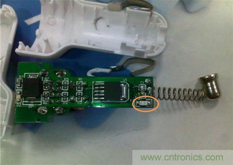 使用AEM-1206HI 2.5A貼片保險絲，布局簡單