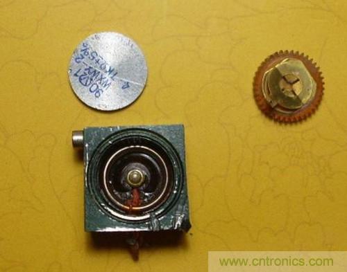 打開可調(diào)電阻上面的鋁蓋，取出動(dòng)臂