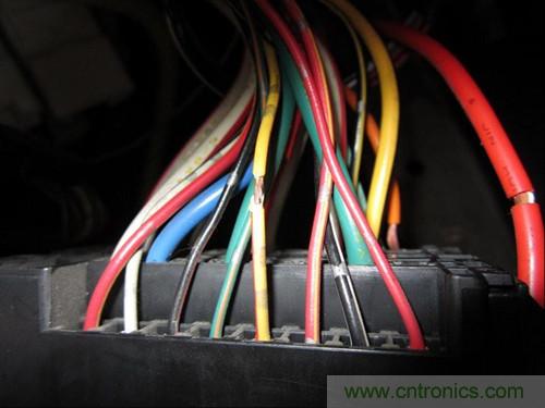 控制線25線--黃底紅條，電容器輸出線為最大的藍(lán)色線，接蓄電池正極的線為白底紅條粗線