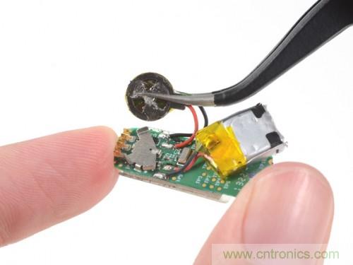 拿下電池，電池還沒有指甲蓋大，5-7天的電量