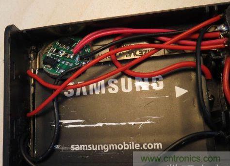 電池盒，安裝上鋰電池，用于外部強光LED供電