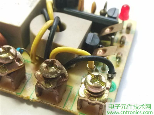 漏電保護(hù)器拆解：結(jié)構(gòu)有差異，做工不錯(cuò)