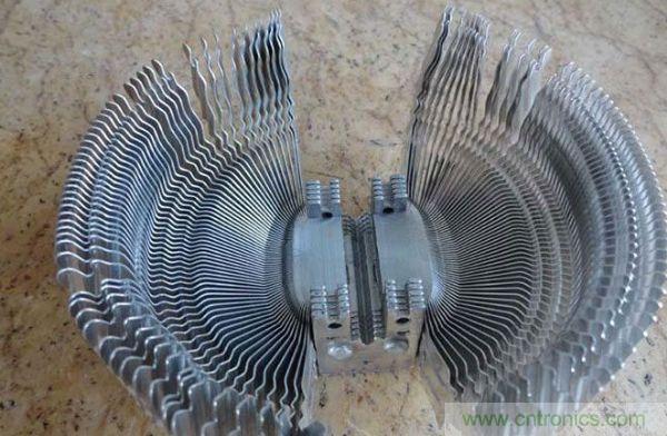 變廢為寶！風(fēng)扇散熱器變身山寨LED燈