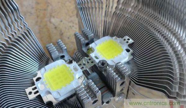 變廢為寶！風(fēng)扇散熱器變身山寨LED燈