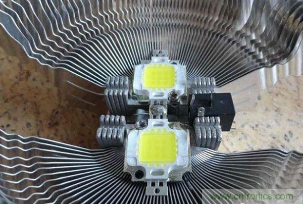 變廢為寶！風(fēng)扇散熱器變身山寨LED燈