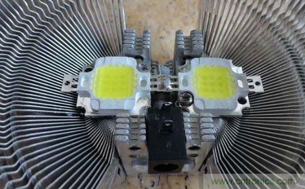 變廢為寶！風(fēng)扇散熱器變身山寨LED燈