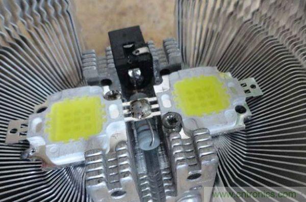 變廢為寶！風(fēng)扇散熱器變身山寨LED燈