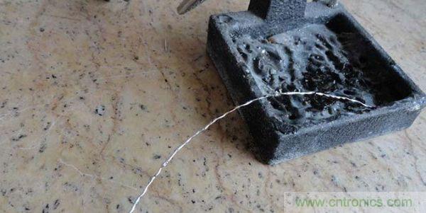 變廢為寶！風(fēng)扇散熱器變身山寨LED燈