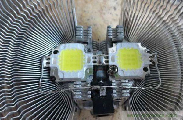 變廢為寶！風(fēng)扇散熱器變身山寨LED燈