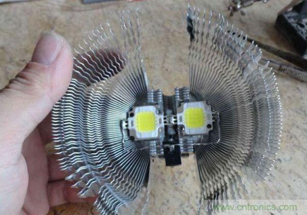 變廢為寶！風(fēng)扇散熱器變身山寨LED燈