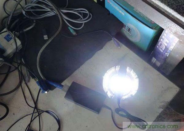 變廢為寶！風(fēng)扇散熱器變身山寨LED燈