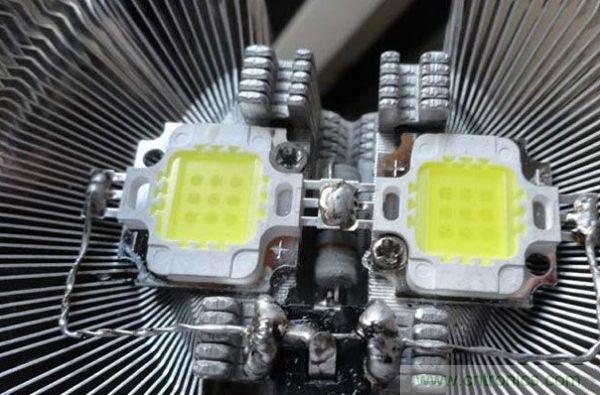 變廢為寶！風(fēng)扇散熱器變身山寨LED燈