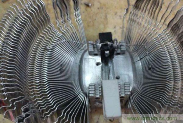 變廢為寶！風(fēng)扇散熱器變身山寨LED燈