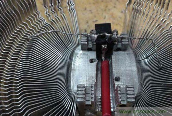 變廢為寶！風(fēng)扇散熱器變身山寨LED燈