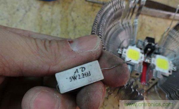 變廢為寶！風(fēng)扇散熱器變身山寨LED燈