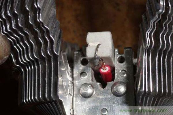 變廢為寶！風(fēng)扇散熱器變身山寨LED燈