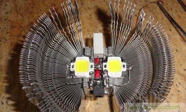 變廢為寶！風(fēng)扇散熱器變身山寨LED燈