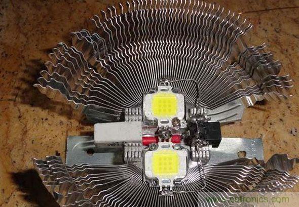 變廢為寶！風(fēng)扇散熱器變身山寨LED燈