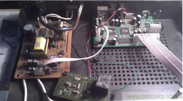 加了個(gè)繼電器，兩個(gè)三極管，五個(gè)電阻和一個(gè)二極管(三極管把解碼板的小信號(hào)進(jìn)行了兩級(jí)放大,電阻是偏置作用)。