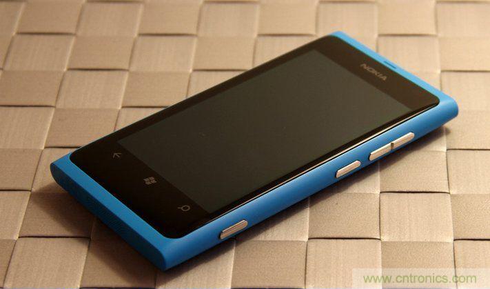 拆解諾基亞Lumia800,做工依舊精細(xì)！
