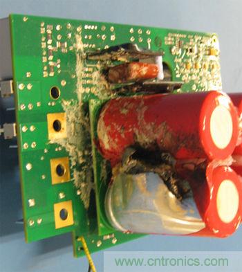 由于元件選擇不當(dāng)致使電路中流過(guò)相當(dāng)大的電流或電壓將有可能發(fā)生像這個(gè)燒過(guò)的電容這樣的損壞。