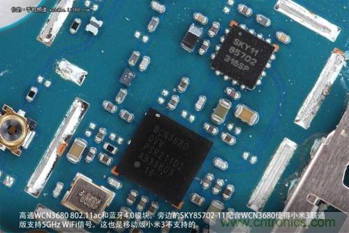 高通WCN3680 802.11ac和藍牙4.0模塊，旁邊的SKY85702-11配合其使用5GHz Wi-Fi頻段