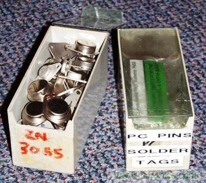 原本是裝醫(yī)療用具的塑膠盒，也很適合收納電子零件