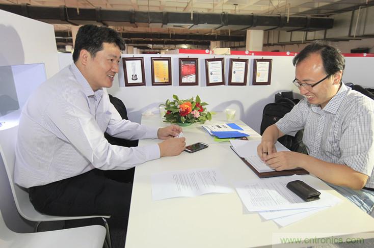 左一，Molex高級地區(qū)營業(yè)經理王中