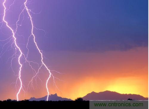 【導(dǎo)讀】處于空間變化的強(qiáng)電磁場(chǎng)中的物體，由于電磁感應(yīng)，在其內(nèi)部就會(huì)產(chǎn)生很高的感應(yīng)電動(dòng)勢(shì)，很容易造成意外?，F(xiàn)在家用電器的也采取了各種相應(yīng)的防護(hù)措施，特別是雷電的防護(hù)，不要以為在家里的電器就不怕雷電哦，&ldquo;家里&rdquo;也不安全的，所以雷天下電器防雷常識(shí)還是不可少的。  家用電器的防護(hù)，除了避免人為損壞外，諸多不可抗力因素所帶來(lái)的損壞也要采取相應(yīng)的防護(hù)措施，特別是雷電的防護(hù)。雷電流在50～100微秒的時(shí)間內(nèi)，從０變化到幾萬(wàn)安，再由幾萬(wàn)安變化到０，在其周圍空間會(huì)產(chǎn)生瞬變的強(qiáng)電磁場(chǎng)。處于空間變化的強(qiáng)電磁場(chǎng)中的物體，由于電磁感應(yīng)，在其內(nèi)部就會(huì)產(chǎn)生很高的感應(yīng)電動(dòng)勢(shì)。以前，由于它的成災(zāi)概率極小，沒(méi)有引起人們的注意，但隨著微電子技術(shù)的重大進(jìn)展，超大規(guī)模集成電路誕生，它的能耗小、靈敏度極高等特點(diǎn)，使得其容易被損壞。          在建筑物內(nèi)，大量布設(shè)著各種導(dǎo)體線路。當(dāng)建筑物遭受雷擊或其周圍發(fā)生雷擊時(shí)，雷電流將在建筑物內(nèi)部空間產(chǎn)生瞬態(tài)磁場(chǎng)脈沖，這種磁場(chǎng)脈沖干擾上述回路后，將在回路中感應(yīng)出瞬態(tài)過(guò)電壓，危及這些回路相連的設(shè)備。雖然建筑物做好了防雷措施，但建筑物不可避免的會(huì)出現(xiàn)露洞。比如大面積的門窗可以讓電磁波入侵來(lái)去自由，輸電線路引雷入室等等。甚至有些電器還是露天使用的，因此應(yīng)做好電器防雷。 6   電力系統(tǒng)因其裸露而置于高空，是最易遭受雷擊的。20世紀(jì)初，在電力系統(tǒng)應(yīng)用到輸電線中上時(shí)創(chuàng)造了避雷線，即接閃器是一根或兩根架設(shè)在輸電線上方的接地鋼線，也就是前面所稱的&ldquo;避雷線&rdquo;。由于它簡(jiǎn)單有效，所以在房屋建筑上也推廣了這種形式的接閃器，將它安裝在房屋上容易發(fā)生雷擊的地方，起到避雷的作用?，F(xiàn)在許供電線路采用地下電纜，對(duì)防雷有了很大的幫助。但高壓運(yùn)輸還是必須架空明線，因此，必須使用避雷線。          人們通常用過(guò)壓保護(hù)器來(lái)保護(hù)電器。其防雷原理是：這種保護(hù)器有兩個(gè)端口，電器電源火線與零線分別各接保護(hù)器的一個(gè)端口，每個(gè)保護(hù)器另一端再接地，通過(guò)間隙擊穿達(dá)到對(duì)地放電的目的。在正常工作電壓下，避雷器間隙不會(huì)被擊穿，當(dāng)過(guò)電壓沿導(dǎo)線傳過(guò)來(lái)危及被保護(hù)設(shè)備的過(guò)電壓時(shí)，避雷器間隙很快被擊穿，對(duì)地放電，使大量的電荷都泄入到大地，從而限制了被保護(hù)設(shè)備的輸入電壓，起到了保護(hù)設(shè)備的作用。過(guò)電壓過(guò)去以后，間隙能迅速恢復(fù)，使電器正常工作。一些高檔的電器自帶保護(hù)器，但是還有許多的電器沒(méi)有這一裝置。因此，應(yīng)在入戶電線接上保護(hù)器。在雷暴天氣時(shí)，如果沒(méi)有特別的用電要求，最好將入戶總閘關(guān)閉。          微電子技術(shù)的發(fā)展，用電器大量使用集成電路。雷電發(fā)生時(shí)的電磁效應(yīng)是集成電路的克星。而現(xiàn)在使用集成電路最多的莫過(guò)于計(jì)算機(jī)了，為了防止電磁感應(yīng)對(duì)其的破壞，計(jì)算機(jī)的主機(jī)外殼一般由金屬制成。利用金屬的靜電屏蔽和對(duì)電磁波的趨膚效應(yīng)，對(duì)防止感應(yīng)雷有很好的效果。