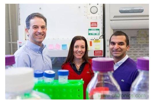 從左到右：MIT生物工程學(xué)教授Ron Weiss、機(jī)械工程學(xué)副教授Domitilla Del Vecchio，以及MIT生物工程系學(xué)生Deepak Mishra。