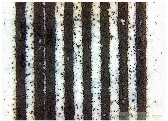 惠普(HP)Laserjet 600 M601(5mil的線寬和間距&mdash;&mdash;顯微鏡圖像)。注意空白處的碳粉斑點和兩條并在一起的線