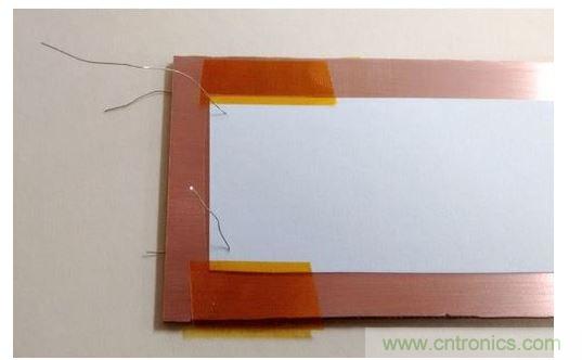 對齊后的碳粉轉(zhuǎn)印紙。注意用于對齊的小細線