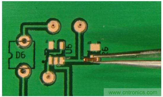 插入鉚釘，并將板子翻轉(zhuǎn)過來
