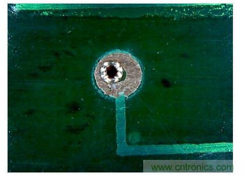 另一邊的鉚釘邊緣(顯微鏡圖像)。從這張圖可以看出配準(zhǔn)誤差很明顯