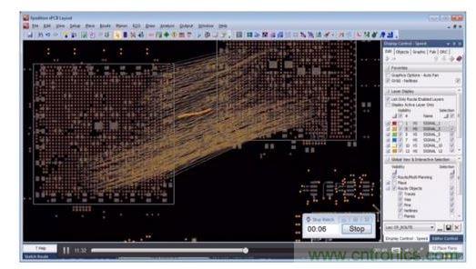 針對(duì)顯示連接的網(wǎng)絡(luò)線，設(shè)計(jì)師繪制出一個(gè)非常簡(jiǎn)略的草圖，隨后布線器便開(kāi)始工作。角落里的秒表記錄了完成布線的實(shí)際時(shí)間。