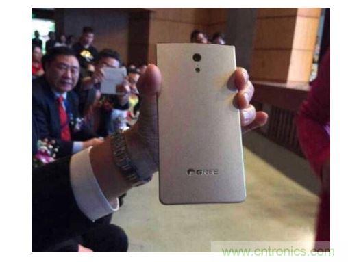 【導(dǎo)讀】在兩會(huì)期間，格力董事長(zhǎng)董明珠對(duì)手機(jī)制造曾有過(guò)較為明顯的表態(tài)，她表示如果格力做手機(jī)，那么用戶在3年之內(nèi)是不用進(jìn)行更換的。然而就在不久之后，她又爆出了一條更為令人震驚的消息，格力手機(jī)已經(jīng)做出實(shí)體機(jī)了。  曝光的格力手機(jī)  格力手機(jī)的首秀出現(xiàn)在中山大學(xué)博學(xué)大講堂。董明珠今日參加中山大學(xué)博學(xué)大講堂上做&ldquo;傳統(tǒng)企業(yè)的突圍成長(zhǎng)&rdquo;演講。演講中，董明珠話鋒一轉(zhuǎn)，談到了格力手機(jī)。&ldquo;我們也很意外&rdquo;，董明珠陪同人員表示，&ldquo;董總突然叫她的秘書(shū)拿手機(jī)過(guò)來(lái)，然后跟大家說(shuō)&lsquo;透露一下格力的手機(jī)已經(jīng)出來(lái)了，我也已經(jīng)用了&rsquo;。&rdquo;  按照內(nèi)部規(guī)劃，今年格力可能會(huì)將手機(jī)推向市場(chǎng)，但具體的正式發(fā)布時(shí)間尚未確定。在北京參加兩會(huì)期間，董明珠曾到奇虎360公司參觀，引發(fā)外界關(guān)于格力與360合作的大猜想。格力手機(jī)是代工還是自己造?售價(jià)多少?會(huì)否搭載格力智能家居系統(tǒng)?這一切都還沒(méi)有答案。格力集團(tuán)市場(chǎng)部相關(guān)負(fù)責(zé)人表示，如果有消息會(huì)通過(guò)公司公告披露。  格力為什么做手機(jī)？外界最普遍的猜測(cè)是為布局智能家居。目前手機(jī)成為了公認(rèn)的智能家居入口，很多智能家居的遠(yuǎn)程遙控都通過(guò)手機(jī)來(lái)實(shí)現(xiàn)，再者，董明珠做事喜歡掌控大局，所以這個(gè)猜測(cè)很有可能是正確的。那么，可以肯定的是格力未來(lái)要做的智能家居，必然不是單一的硬件產(chǎn)品，而是一整套家居生態(tài)系統(tǒng)。