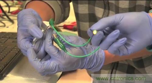 就是這么任性！柔性電池僅需1秒就充電完畢？