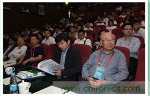 圖6：哈爾濱工業(yè)大學教授楊孝宗和蘇州納米技術(shù)與仿真研究所博導張鋌等專家坐鎮(zhèn)2015中國創(chuàng)客論壇，為中國創(chuàng)新加油！