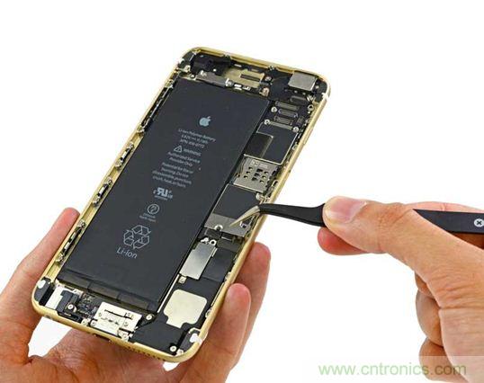 與iPhone 5S相比，電池尺寸更大，電池效率提高了16%。整部手機(jī)看起來就像一件藝術(shù)品，但看不到太多的內(nèi)部構(gòu)造。（來源：iFixit）