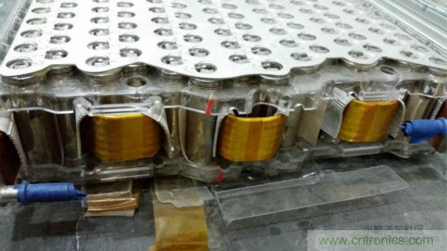 【導(dǎo)讀】對于電動汽車的核心&mdash;&mdash;電池，我們要求其安全、能量密度高、壽命長，充電時間短，同時又要性能卓越等等。那么對比電動汽車電池來說怎么樣才算是達標？又怎么樣才算是性能優(yōu)越呢?毫無疑問鋰離子電芯作為其最基本的單元，其優(yōu)劣至關(guān)重要。  電池是電動汽車的&rdquo;心臟&ldquo;。從電動汽車發(fā)展以來，各種技術(shù)路線百花爭鳴，爭論不休。其中應(yīng)用最廣的鋰離子電芯，就有三元、磷酸鐵鋰、錳酸鋰等多種技術(shù)路線并存的現(xiàn)象。同時鋰離子電芯還分為方形，軟包，圓柱三種結(jié)構(gòu)形式。  而這越是紛繁蕪雜，就越能代表了我們還在不斷探索，代表了電動汽車的急切盼望：電動汽車需要一顆強大的&ldquo;心臟&rdquo;。  對于電池包的要求  對于電動汽車的核心&mdash;&mdash;電池，我們要求其安全、能量密度高、壽命長，充電時間短，同時又要性能卓越等等。而這一項一項的要求，看似苛刻，但卻又無一不是電動汽車實現(xiàn)產(chǎn)業(yè)化的硬性指標。  那么對比電動汽車電池來說怎么樣才算是達標？又怎么樣才算是性能優(yōu)越呢?毫無疑問鋰離子電芯作為其最基本的單元，其優(yōu)劣至關(guān)重要。  但就拿我們最關(guān)注的安全性來說，是不是電芯安全了，電池包就安全了呢？  我們可以看到2002年，磷酸鐵鋰(LFP)首次被美國Valance公司產(chǎn)業(yè)化，隨即引起了中國市場的廣泛關(guān)注。從2004年開始，我國掀起了一股投資磷酸鐵鋰材料和磷酸鐵鋰動力電池的熱潮，磷酸鐵鋰其相對穩(wěn)定，安全性較高。隨后，它成為我國正極材料的主要路線，爭議暫告段落。  但是，隨著特斯拉在動力電池使用了鎳鈷鋁酸鋰的正極材料，爭論再次出現(xiàn)。磷酸鐵鋰其較低的能量密度，已經(jīng)使其處于劣勢。 1 據(jù)調(diào)研發(fā)現(xiàn)，進入2014年以來，國內(nèi)鋰電池正極材料產(chǎn)業(yè)整體出現(xiàn)了向三元材料轉(zhuǎn)移的趨勢，下游的電池廠基本都在開發(fā)三元材料的電芯，也引導(dǎo)著上游的材料企業(yè)開始加大對三元材料的開發(fā)和生產(chǎn)力度。  而一系列的變化，也恰恰說明鋰電行業(yè)在慢慢的摸索，慢慢走向成熟。就比如說一個電池包的安全，光靠電芯安全是遠遠不夠的，其必須上升到一個系統(tǒng)的層級來。也就是說電池包的安全，靠的是整個電池系統(tǒng)，而不僅僅是某個單一的元素。  更何況一個安全、可靠、性能卓越的電池包，更是涉及到多領(lǐng)域知識的耦合，其更需要一個完善、可靠的系統(tǒng)來實現(xiàn)。就好比飛機被認為是最安全的交通工具，不單單是&ldquo;安全&rdquo;的發(fā)動機，&ldquo;安全&rdquo;的結(jié)構(gòu)，就能保障的，其中還綜合運用了人為因素分析、軟件安全性、風(fēng)險管理和定量風(fēng)險評估等各種先進技術(shù)來預(yù)防事故發(fā)生，可以說是系統(tǒng)保障了安全。  下面我們就從電池系統(tǒng)中抽離出其一個核心部件電池模組，淺談一下各種不同的模組結(jié)構(gòu)。  關(guān)于電池模組  電池模組可以理解為鋰離子電芯經(jīng)串并聯(lián)方式組合，并加裝單體電池監(jiān)控與管理裝置。電池模組的結(jié)構(gòu)設(shè)計往往能決定一個電池包的性能和安全。其結(jié)構(gòu)必須對電芯起到支撐、固定和保護作用。同時如何滿足過電流要求，電流均勻性，如何滿足對電芯溫度的控制，以及是否有嚴重異常時能斷電，避免連鎖反應(yīng)等等，都將是評判電池模組優(yōu)劣的標準。  而隨著電動汽車的發(fā)展，以及人們對性能的追求，熱管理更是成為了電池模組設(shè)計的一個至關(guān)重要的環(huán)節(jié)。自然冷卻已經(jīng)不能滿足我們的需求。風(fēng)冷則由于其效率較低，且對電芯溫度的一致性較難控制，而表現(xiàn)的力不從心。因此，高性能需求的電池模組，其熱管理的解決方案已經(jīng)轉(zhuǎn)向液冷或相變材料。下面就介紹一下各種不同結(jié)構(gòu)電芯的模組設(shè)計。  &middot; 方形電池模組  方形電芯可以說是我國汽車動力電池里，應(yīng)用最多的電芯了。其外殼的材質(zhì)有鋁、鋼、以及塑膠。其電芯厚度是三種結(jié)構(gòu)中最厚的，由此也造成其內(nèi)部和外表面的溫差較大。其模組結(jié)構(gòu)也多為自然冷卻和風(fēng)冷的結(jié)構(gòu)。  我們來看看寶馬I3的電池模組設(shè)計。  我們可以看出，I3的電池模組從結(jié)構(gòu)上已經(jīng)具備一個高性能模組所需的要素，而一臺高性能的電動汽車，就是靠著每一處的細節(jié)共同搭建而成的。當然其散熱、均溫以及可靠性等等，還有待市場的驗證。 2 （▲ 寶馬I3方形電池模組）  &middot; 軟包電池模組  軟包電芯的電池包，也是近期比較熱門的一種結(jié)構(gòu)類型，其用在國外的電動車上比較多。  軟包電芯的物理結(jié)構(gòu)決定了其不易爆炸，一般只有外殼能承受的壓力足夠高，才有可能炸，而軟包電芯內(nèi)部壓力一大，便會從鋁塑膜邊緣開始泄壓、漏液。同時軟包電芯也是幾種電芯結(jié)構(gòu)中，散熱最好的。  目前，市面上賣得最多的還是日產(chǎn)的Leaf，其模組結(jié)構(gòu)為全密封式的，并未考慮散熱，即不散熱。  而Leaf在市場上頻繁反饋的容量衰減過快，與此熱管理也不無關(guān)系。顯然隨著人們對于高性能電動車的追求，迫使軟包電芯也必須要有主動式的熱管理結(jié)構(gòu)。  下面我們來看看一款World Congress展臺上的液冷軟包模組。其模組由電芯層疊而成，而電芯間有間隔排布的液冷板，其保證每顆電芯都有一個大面接觸到液冷板，并充分發(fā)揮了軟包電芯液冷的優(yōu)勢。 3 （▲ 液冷軟包電池模組）  當然軟包電芯要將液冷技術(shù)做成熟也并非易事，其必須考慮液冷板的固定，密封性，絕緣性等等。同時可靠的電連接，以及具有&ldquo;保險絲&rdquo;結(jié)構(gòu)連接片，這都是高性能軟包模組的方向。  我們可以看到軟包電芯其配合完善的模組結(jié)構(gòu)后，其優(yōu)勢會得以凸顯。  圓柱電池模組  圓柱電芯可謂是在各類電子產(chǎn)品中，應(yīng)用最廣泛的結(jié)構(gòu)。如今，在電動汽車行業(yè)也占有一定得份額。最典型的即是18650電芯了，其工藝經(jīng)過多年的沉淀，并在大規(guī)模的自動化生產(chǎn)的條件下，現(xiàn)今屬于最成熟，穩(wěn)定且一致性最好的電芯。  而圓柱電芯更是有著目前最高的能量密度，其三元材料的電芯能做到210~250Wh/kg。國內(nèi)目前的圓柱電池包多為自然冷卻或風(fēng)冷的結(jié)構(gòu)，其效果不盡如人意。  我們來看看，將圓柱型電芯推到風(fēng)口浪尖上的特斯拉電池模組。  相信已經(jīng)有不少人見過特斯拉的模組了：  組成一臺特斯拉汽車需要7000多顆18650電芯，一個模組則需要400多顆電芯，同時為了高性能的目標又要在模組上集成多項功能，可見其工作量和難度之大。其中，甚至還用上了一些跨行業(yè)的技術(shù)，使人眼前一亮，為之拍案。好比電芯連接的&ldquo;保險絲&rdquo;設(shè)計。  可以說，身處電池行業(yè)的人，反而很少有人能想得到，這也許就是當局者迷吧。而這一技術(shù)的應(yīng)用則極大地提高了電池的安全性能。同時，還有液冷管道的應(yīng)用，極大地解決了18650電芯的散熱和均溫的問題，這對電池的性能和壽命都是一個極大的幫助。不僅如此，其電池模組在空間尺寸上的利用，更可謂是精打細算。  在這里還是要佩服一下特斯拉將事情做到極致的態(tài)度，也就是這樣一個模組，成為了一個高性能的特斯拉電池包所必不可少的核心部件。 4 電動之心  通過以上一些簡單的列舉，我們不難看出，無論何種結(jié)構(gòu)的電芯其實都不乏一些好的應(yīng)用范例。而對于鋰離子電芯，如果作為一款革命性的產(chǎn)品，目前看來仍有很多不足和局限。但我們與其一味坐等材料的發(fā)展，不如多考慮一下，如何做好電池模組，做好電池系統(tǒng)。而這也是我們打造一顆強大&ldquo;電動之心&rdquo;的必經(jīng)之路。