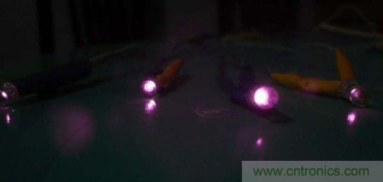 技術(shù)宅要逆天，DIY四點(diǎn)定位燈實(shí)現(xiàn)虛擬實(shí)境游戲